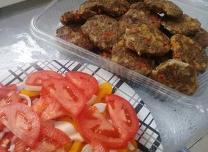 Una foto de Hamburguesas de carne molida acompañada de ensalada de pimientos