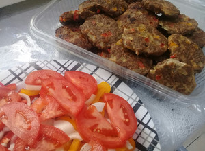 Una foto de Hamburguesas de carne molida acompañada de ensalada de pimientos