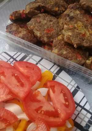 Una foto de Hamburguesas de carne molida acompañada de ensalada de pimientos