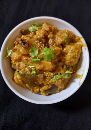 રીંગણા બટાકાનું શાક (Ringan Bataka Shak Recipe In Gujarati) રેસીપી મુખ્ય ફોટો