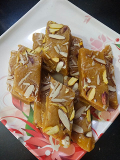 बेसन मिल्क बर्फी (besan milk burfi recipe in Hindi) रेसिपी मुख्य फोटो