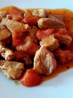 Una foto de Solomillo con salsa de naranja, fresones y miel