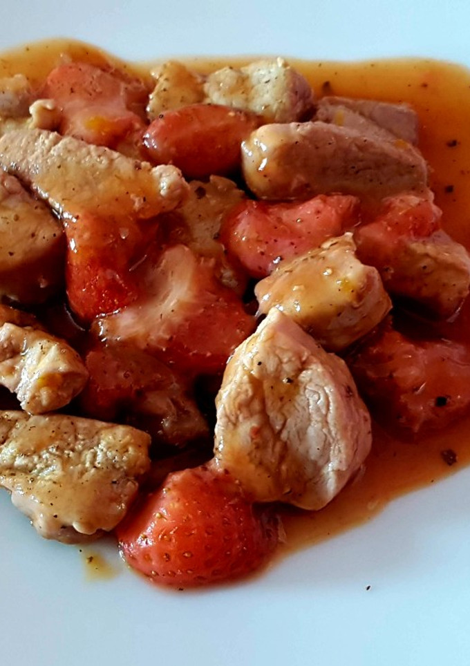 Una foto de Solomillo con salsa de naranja, fresones y miel