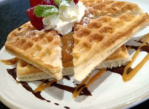 Una foto de Waffles con dulce de leche