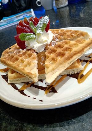 Una foto de Waffles con dulce de leche