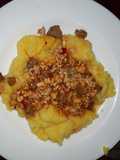 Polenta con tuco de pollo y trozos de carne