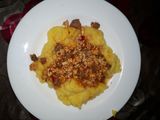 Polenta con tuco de pollo y trozos de carne