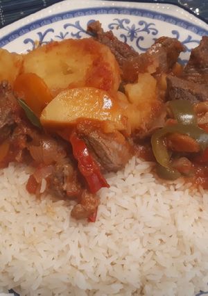 Una foto de Estofado de carne con arroz