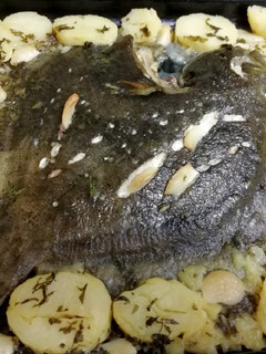 Una foto de Rodaballo al horno con patatas