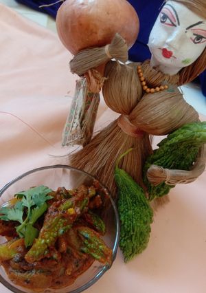 કાંદા કારેલા સબ્જી(kanda karela sabji) રેસીપી મુખ્ય ફોટો