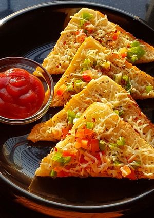 A picture of Cheese Chilli Toast 🧀🍕.