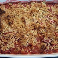 A picture of Strawberry Rhubarb Crumble.
