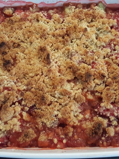 A picture of Strawberry Rhubarb Crumble.