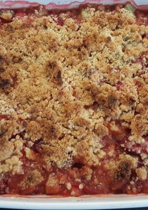 A picture of Strawberry Rhubarb Crumble.