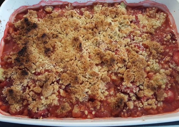 How to Prepare Quick Strawberry Rhubarb Crumble