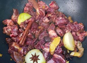 Hình của món Dẻ sườn bò om sấu Hà Nội.