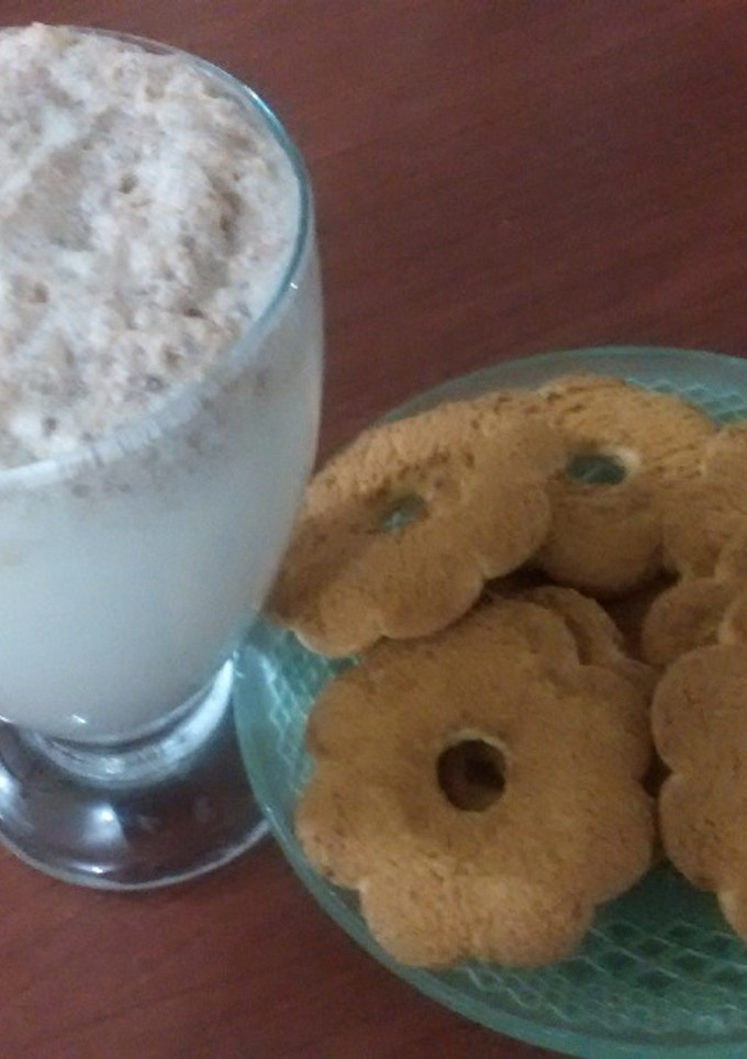 Una foto de Malteada de chocolate Snickers, banana y manzana