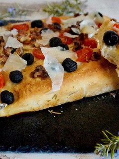 Una foto de Focaccia o pan italiano a la mediterránea
