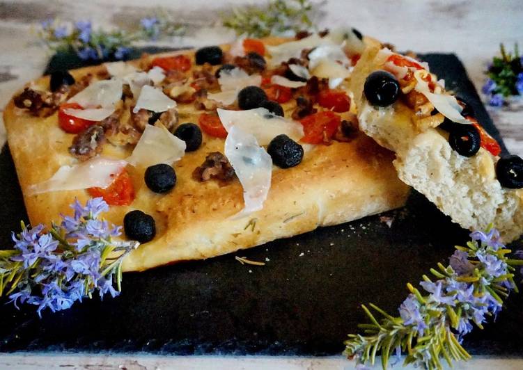 Focaccia o pan italiano a la mediterránea