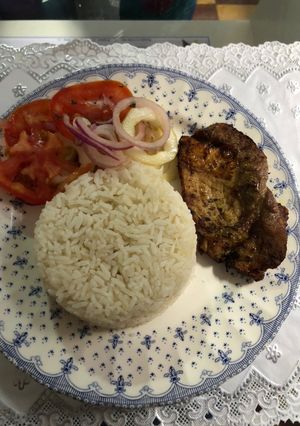 Una foto de Lonchas de cerdo marinadas con verduras en freidora de aire