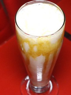 பனானா பாதாம் மில்க் ஷேக் (Banana badam milkshake Recipe in Tamil) செய்முறை முக்கிய புகைப்படம்
