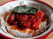 Una foto de camembert horno tomates