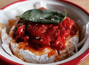 Foto principal de Camembert al horno con tomate cherrys y albahaca