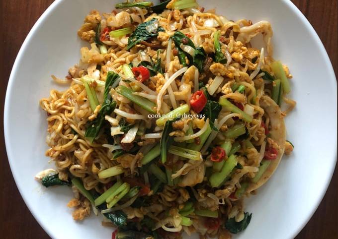 Ini dia! Cara mudah bikin Kreasi Indomie Goreng Sayuran #Indomie #ResepIndomie #MasakanRumahan #MasakanIndonesia  menggugah selera