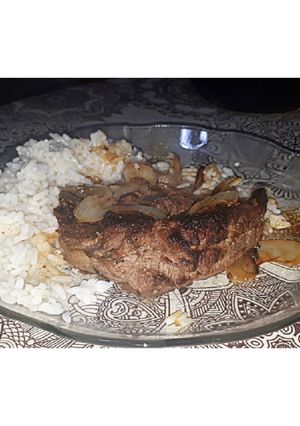 Una foto de Churrasco encebollado ♡