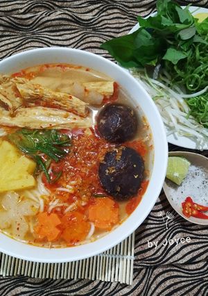 Hình của món Bún Huế Chay.