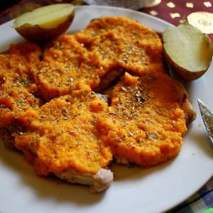 Lomo de cerdo con salsa de zanahoria y cebolla al vino blanco