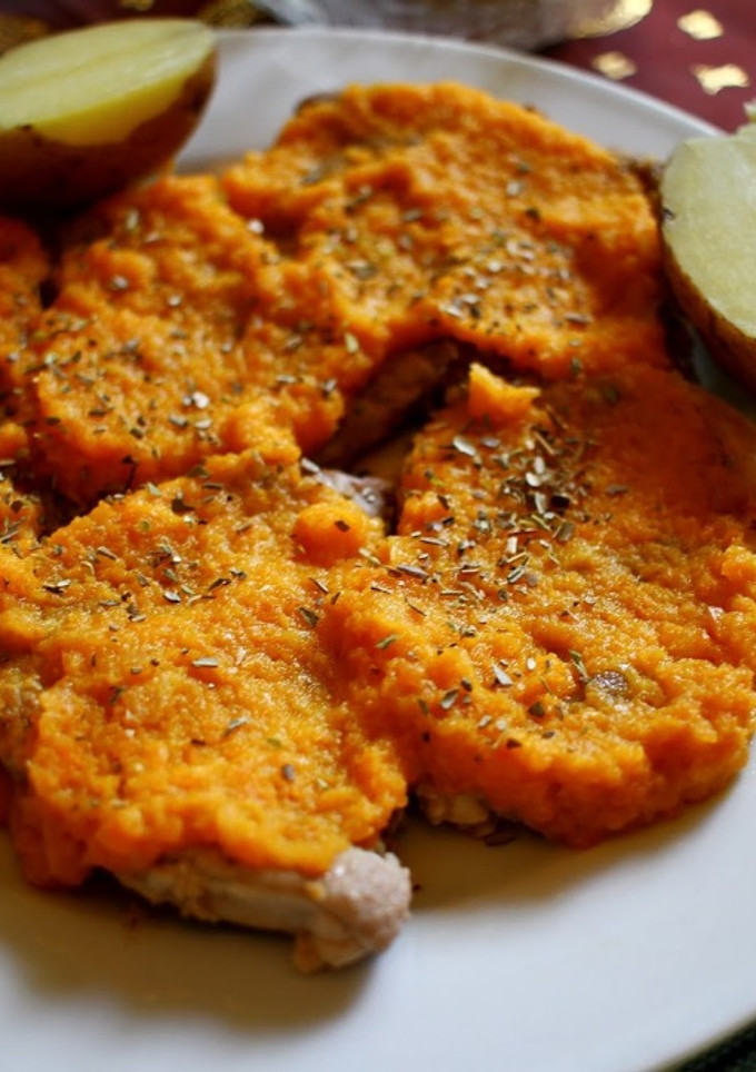 Una foto de Lomo de cerdo con salsa de zanahoria y cebolla al vino blanco