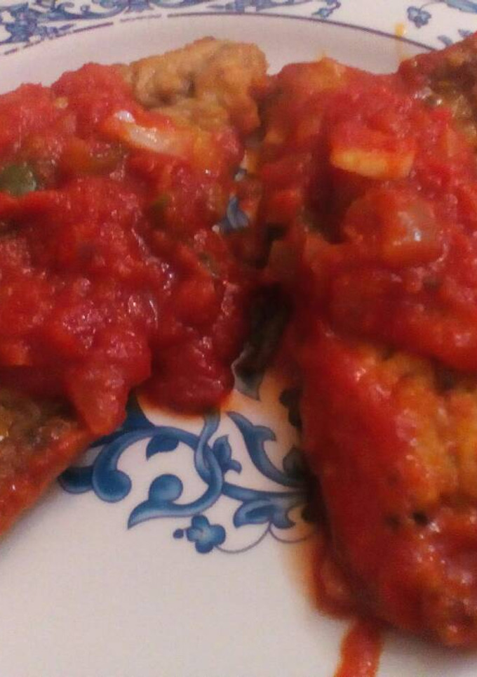 Una foto de Chicharros con fritada en tomate🐟🍅