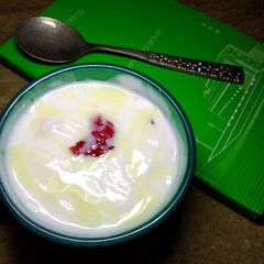 A picture of Classic Strawberry yogurt.