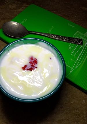 A picture of Classic Strawberry yogurt.
