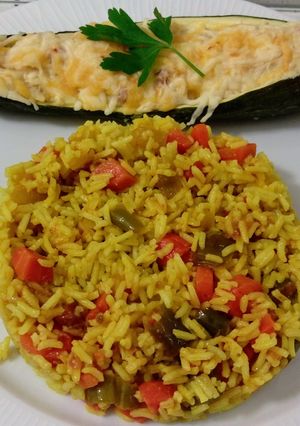 Foto principal de Calabacín relleno de boniato y tofu con arroz salteado de verduras con ras el hanout