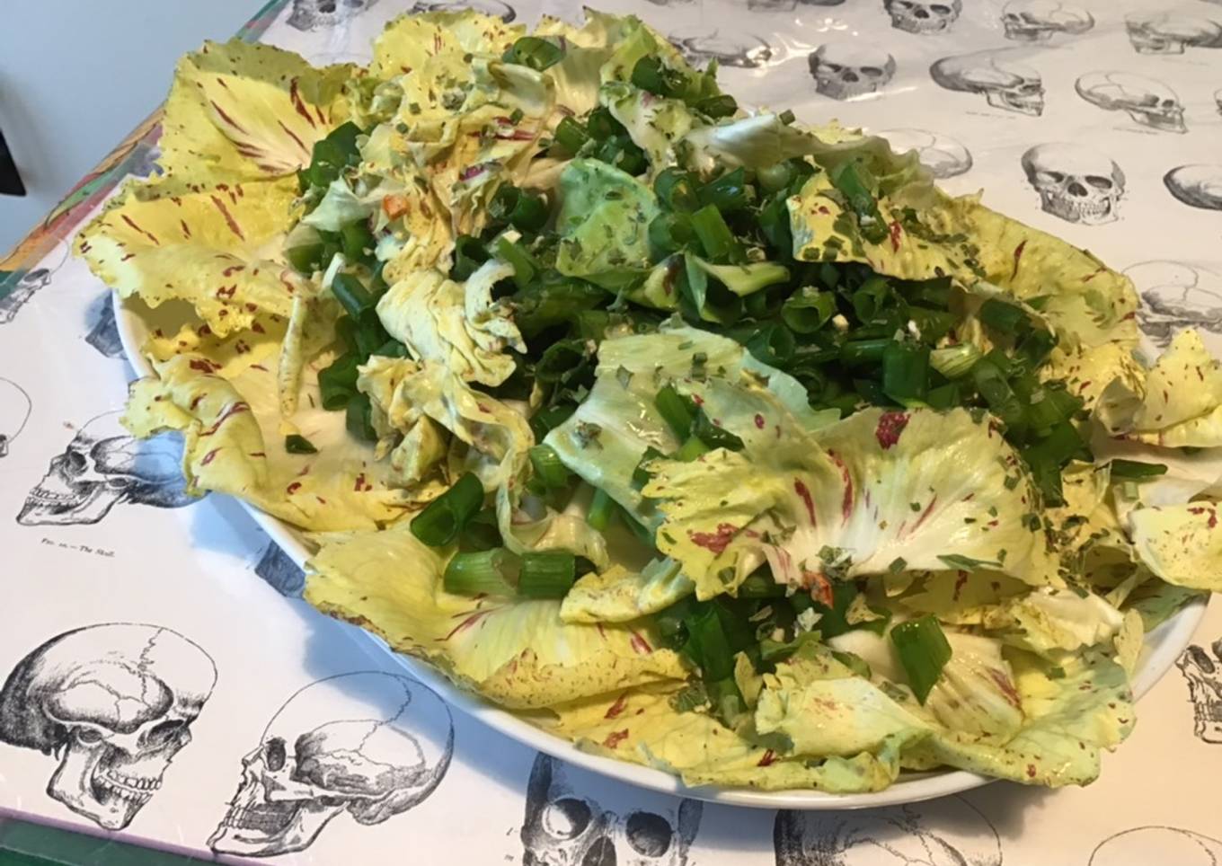 Salade Castelfranco aux tiges d'oignons nouveaux