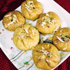 A picture of Mawa kachori.