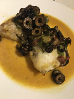 Una foto de Merluza con anchoas y aceitunas