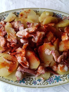 Una foto de Pota con patatas