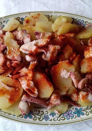 Una foto de Pota con patatas
