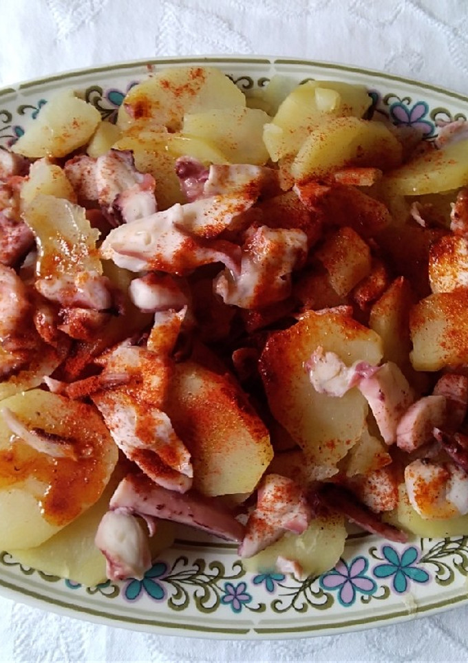 Una foto de Pota con patatas
