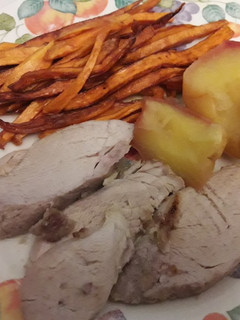 Una foto de Solomillo de cerdo con manzanas asadas y chips de batata