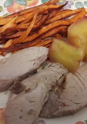 Foto principal de Solomillo de cerdo con manzanas asadas y chips de batata