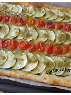 Una foto de Hojaldre con pesto y calabacín