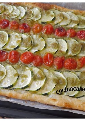 Una foto de Hojaldre con pesto y calabacín