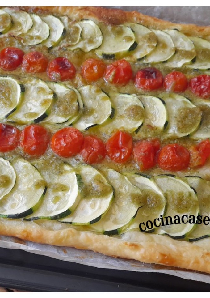 Una foto de Hojaldre con pesto y calabacín