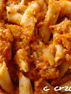 Una foto de Macarrones integrales picantes con calabaza