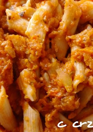 Una foto de Macarrones integrales picantes con calabaza