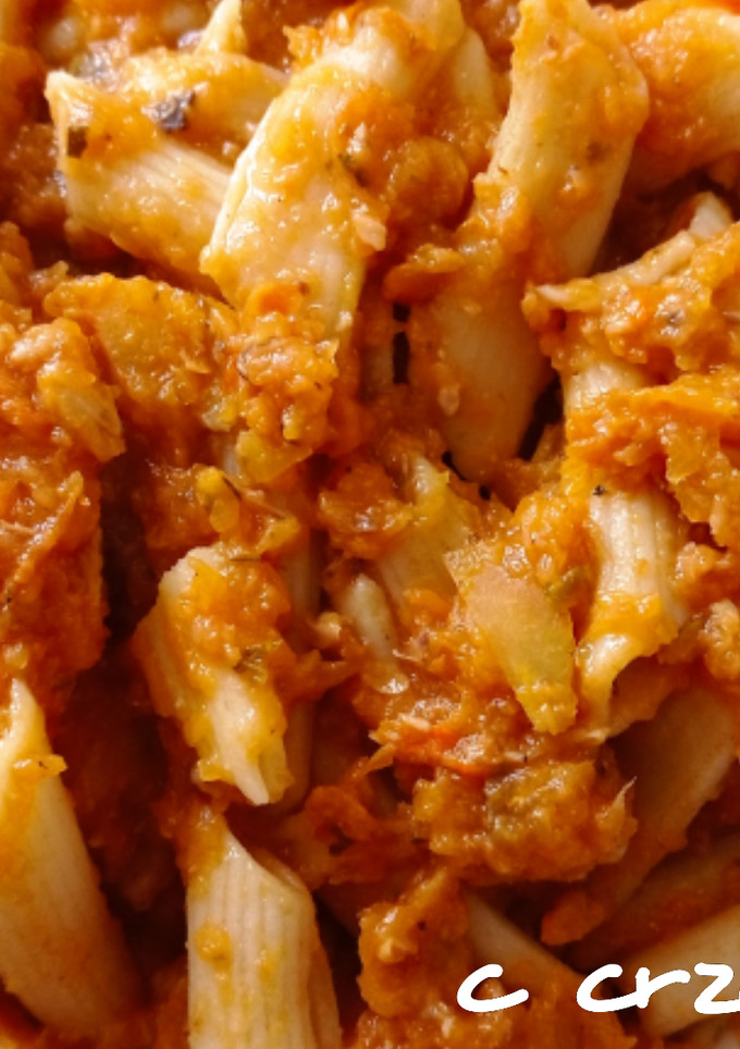 Una foto de Macarrones integrales picantes con calabaza